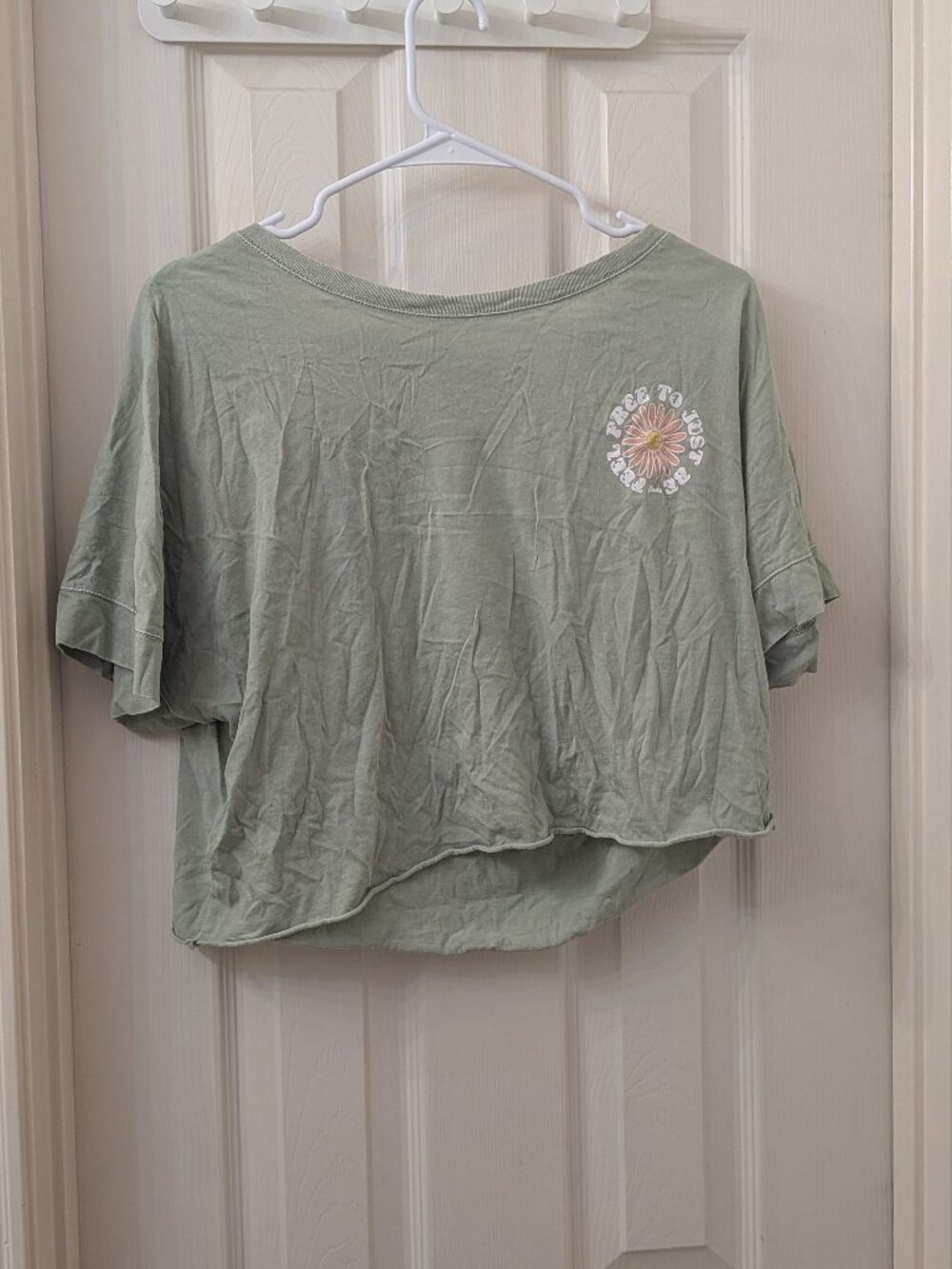 Green cropped tee w design in back